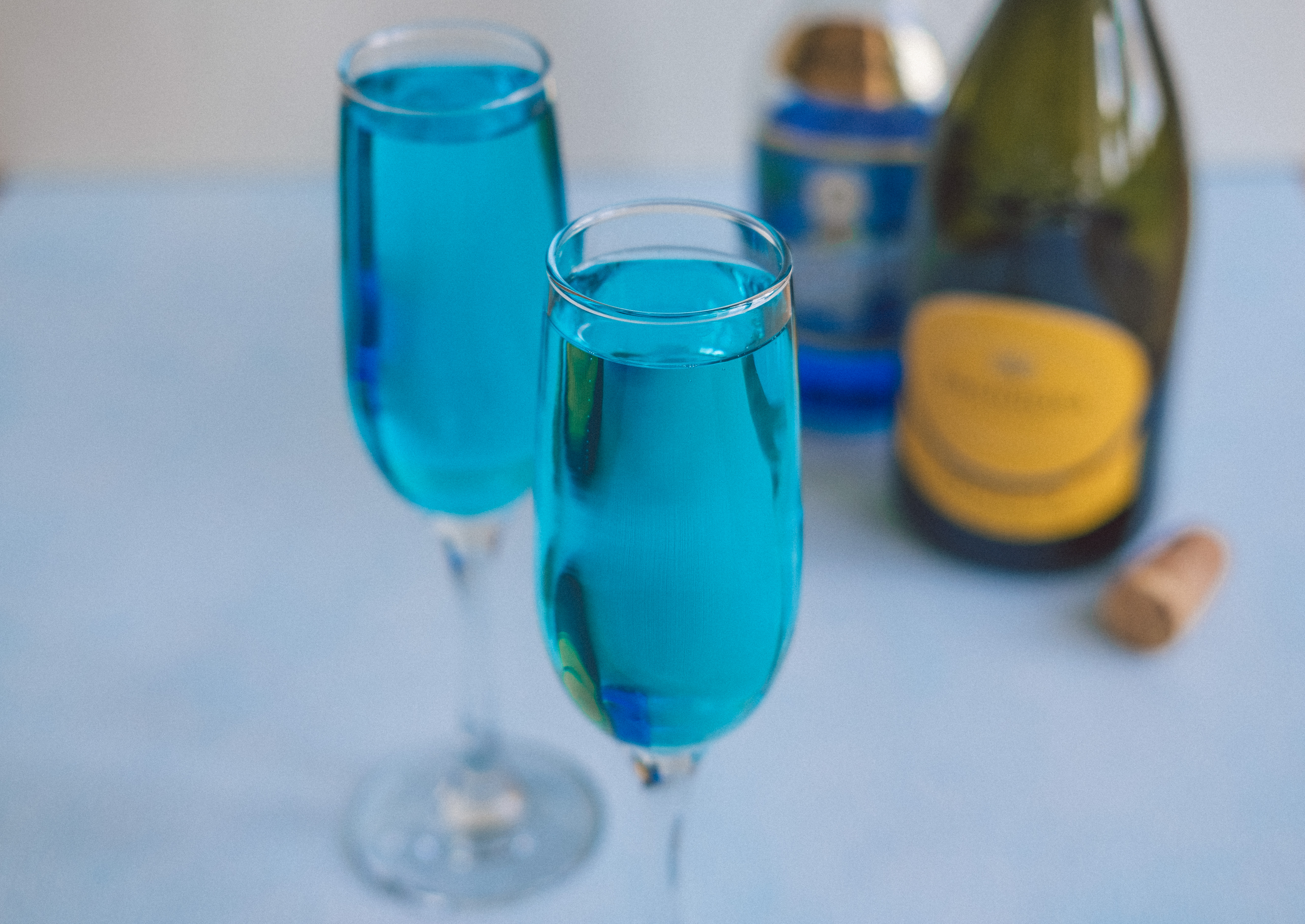 https://www.yuzubakes.com/sites/yuzubakes.com/files/featured-images/blue-mimosa-tiffany-mimosa-in-two-prosecco-glasses.jpg