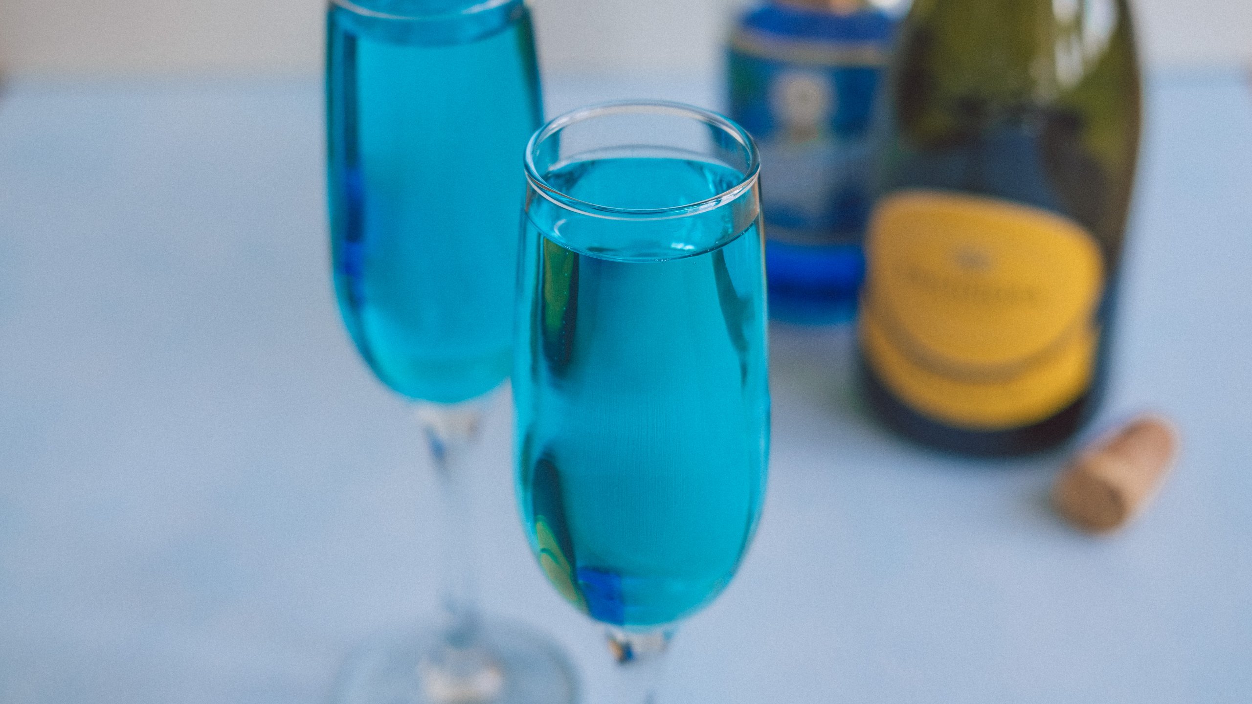 https://www.yuzubakes.com/sites/yuzubakes.com/files/styles/r-l/public/featured-images/blue-mimosa-tiffany-mimosa-in-two-prosecco-glasses.jpg