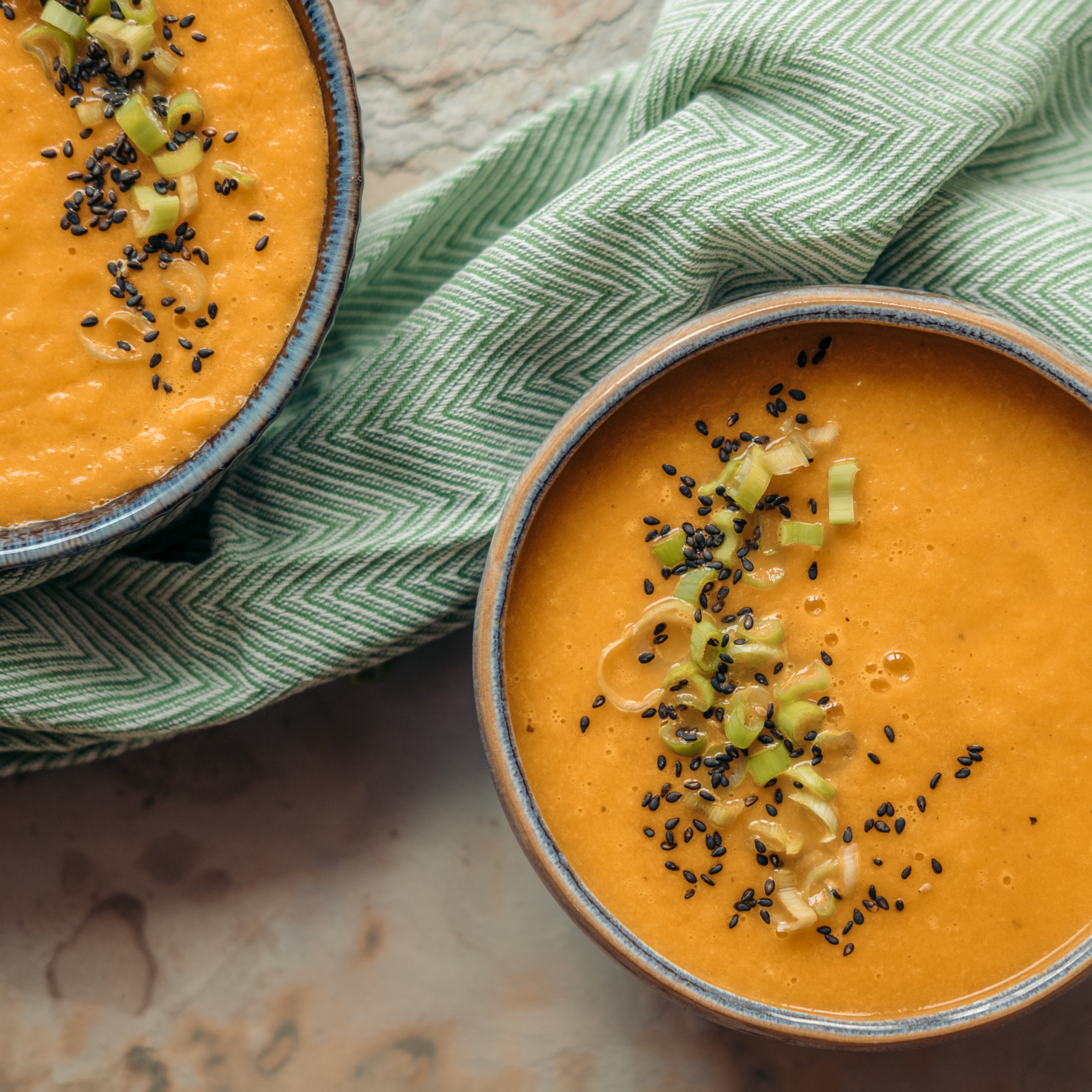 https://www.yuzubakes.com/sites/yuzubakes.com/files/styles/r-sq/public/carrot-ginger-soup-in-two-bowls-with-black-sesame.jpg