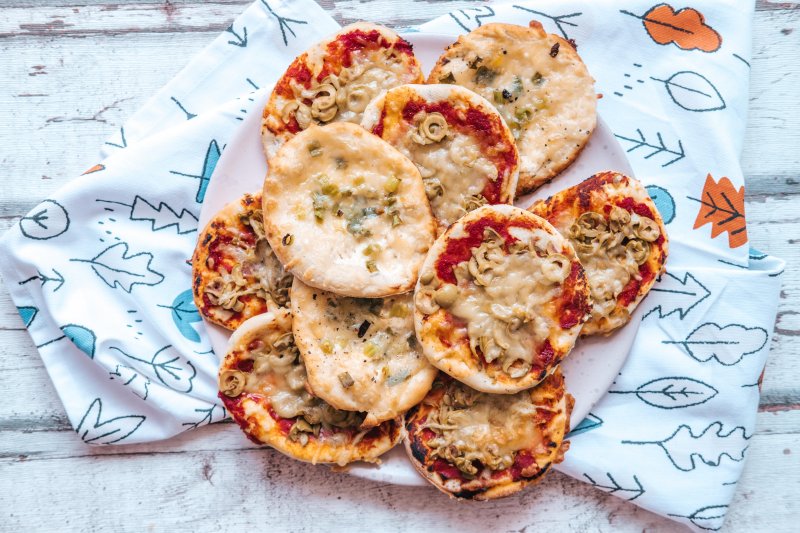 https://www.yuzubakes.com/sites/yuzubakes.com/files/styles/yct_adaptive_ls_scale_800/public/featured-images/lots-of-mini-pizzas-on-a-plate-prepared-for-a-dinner-party.jpg