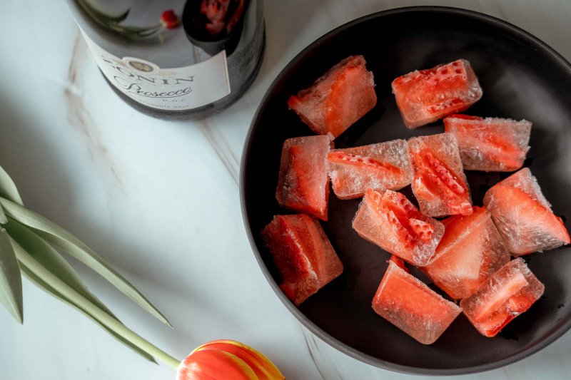 https://www.yuzubakes.com/sites/yuzubakes.com/files/styles/yct_adaptive_ls_scale_800/public/prosecco-ice-cubes-with-strawberries.jpg