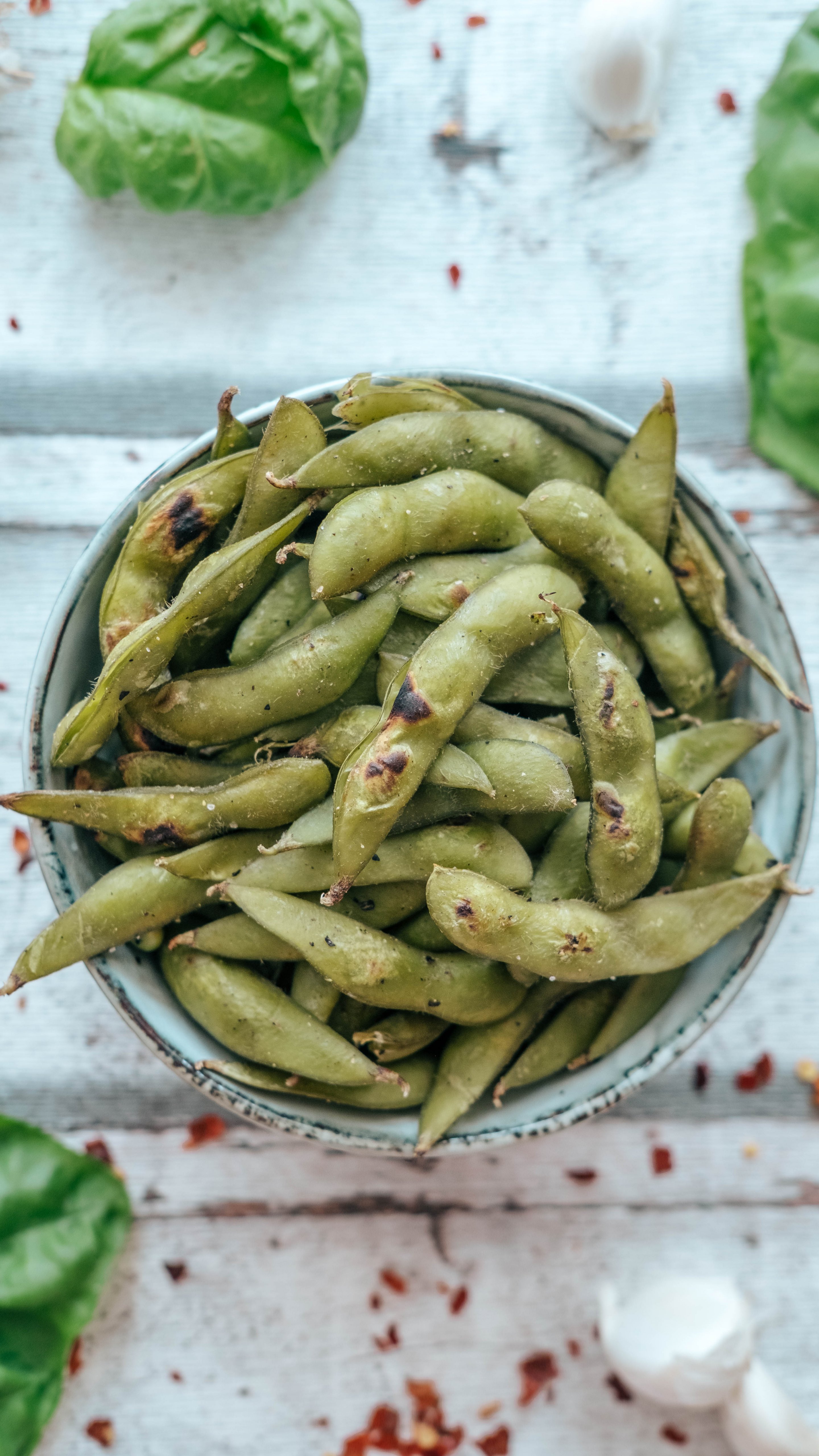 https://www.yuzubakes.com/sites/yuzubakes.com/files/styles/yct_crp_po_min_scale_5120/public/featured-images/delicious-easy-edamame-recipe-served-in-a-bowl-with-garlic-and-chilli.jpg