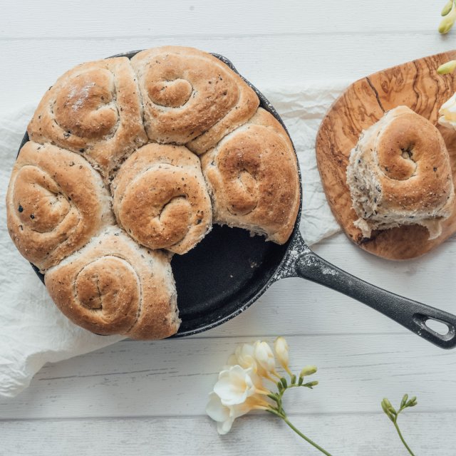 https://www.yuzubakes.com/sites/yuzubakes.com/files/styles/yct_crp_sq_min_scale_640/public/featured-images/beautiful-savoury-rose-bread.jpg