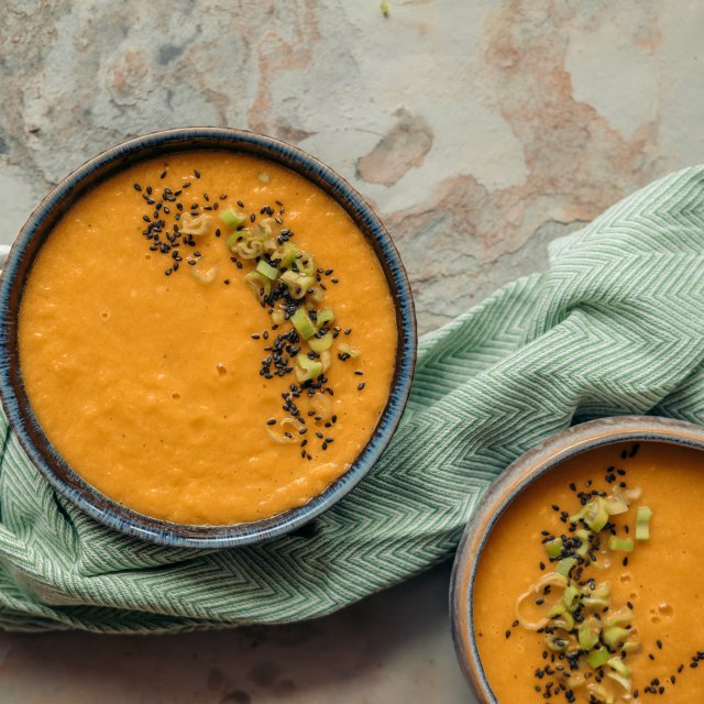 https://www.yuzubakes.com/sites/yuzubakes.com/files/styles/yct_crp_sq_min_scale_640/public/featured-images/fresh-carrot-ginger-soup-served-in-nordic-bowls.jpg